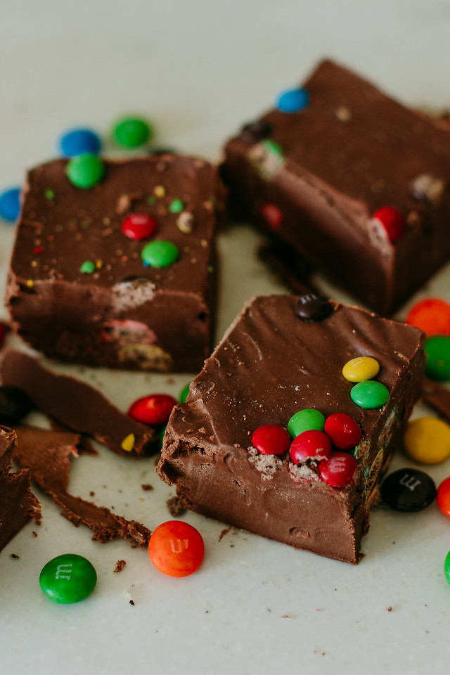 chocolate m&m fudge with mini m&ms in it