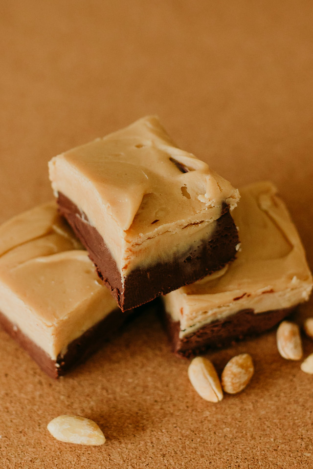 chocolate peanut butter fudge with peanuts around it