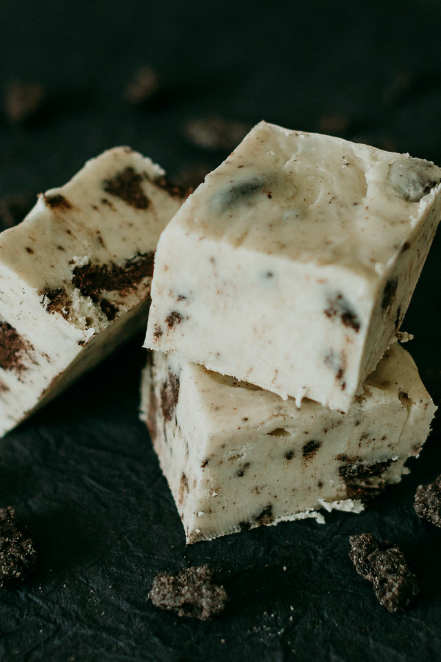 cookies and cream flavored fudge with visible cookie pieces in it
